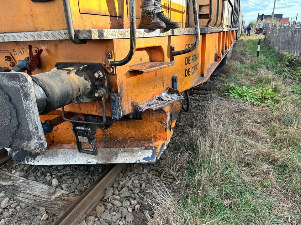 Mașină lovită de locomotiva trenului Suceava - Putna