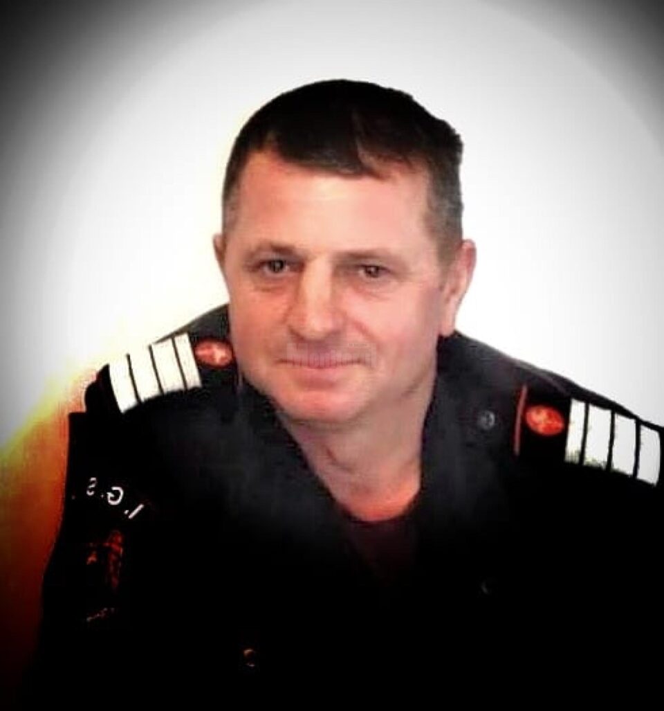 Pompierul militar Constantin Avîrvarei, de la Detașamentul ISU Rădăuți, a murit la doar 50 de ani Pompierul militar Constantin Avîrvarei, de la Detașamentul ISU Rădăuți, a murit la doar 50 de ani