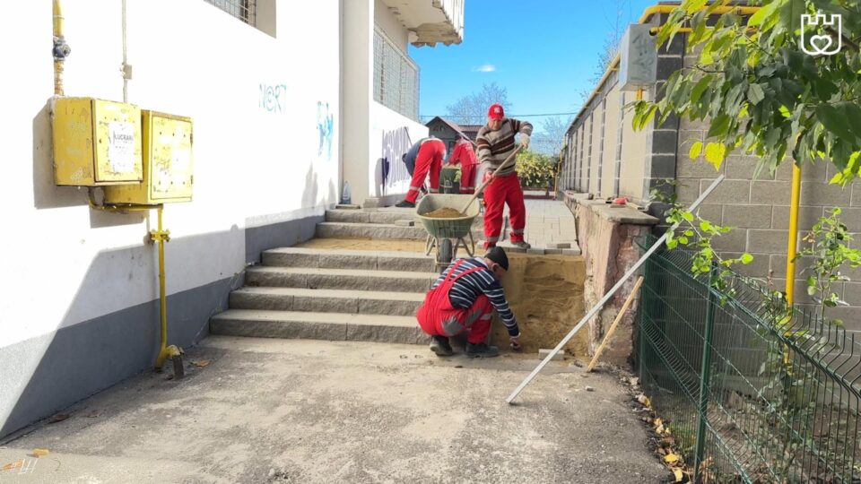 Lucrările de reabilitare a treptelor și a aleilor pietonale din cartierul Burdujeni, pe Str. Bujorilor la bl. 101 și pe Str. Eroilor, bl. 123, verificate de Lucian Harșovschi