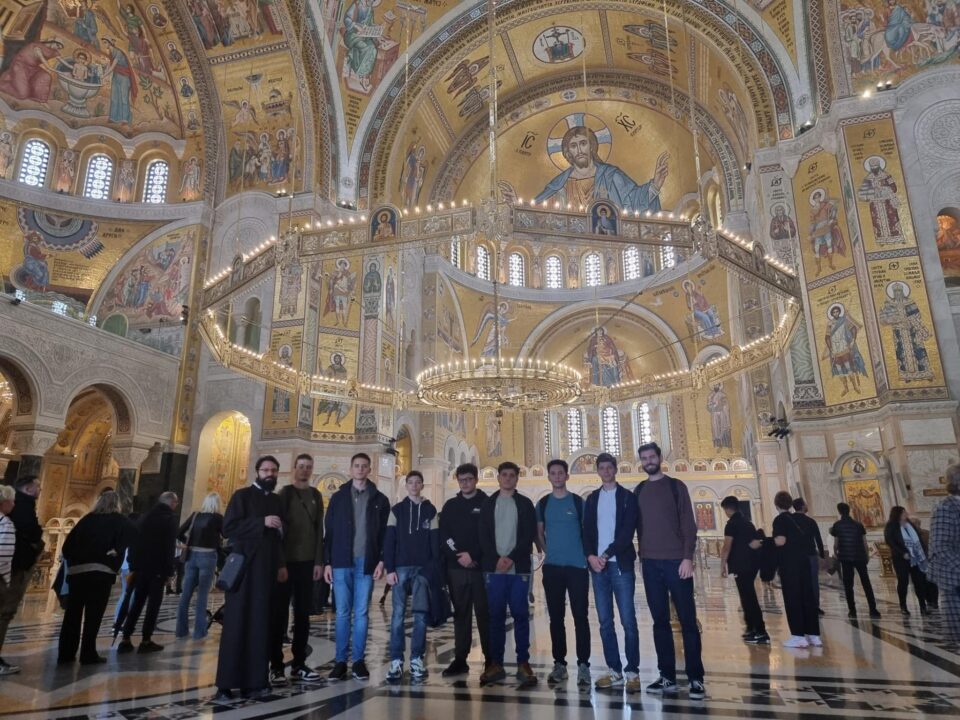 Tineri din Grupul de Cateheză de la Biserica „Sfântul Dumitru” din Suceava, în pelerinaj
