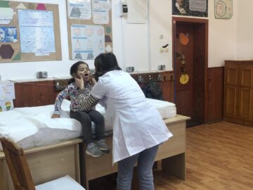 Copiii din Fratăuții Noi au beneficiat de consultații medicale gratuite prin proiectul „Caravana cu medici”