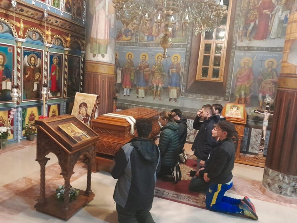 Tineri din Grupul de Cateheză de la Biserica „Sfântul Dumitru” din Suceava, în pelerinaj