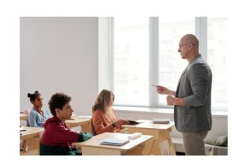 Directorii de școli spun ca au salarii mai mici decât colegii lor