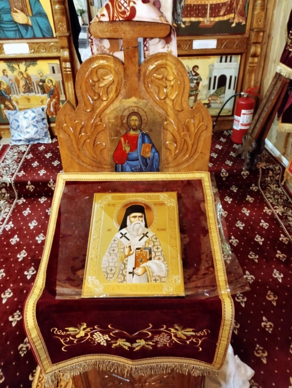 Procesiune cu moaștele Sfântului Ierarh Nectarie, la biserica din satul Fetești, comuna Adâncata Procesiune cu moaștele Sfântului Ierarh Nectarie, la biserica din satul Fetești, comuna Adâncata