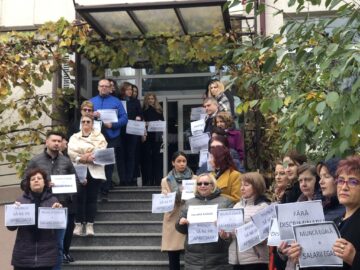 Angajații Casei de Pensii Suceava vor protesta zilnic, pe termen nelimitat, pentru a solicita egalizarea salariilor cu a celor din instituția centrală