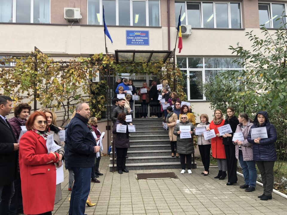 Angajații Casei de Pensii Suceava vor protesta zilnic, pe termen nelimitat, pentru a solicita egalizarea salariilor cu a celor din instituția centrală