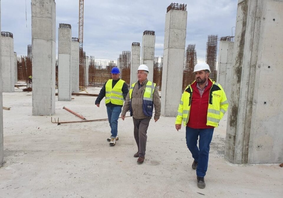Prezent în șantier, primarul Sucevei, Ion Lungu, a verificat cum se lucrează la turnarea stâlpilor și la prima casă a scării între etaje