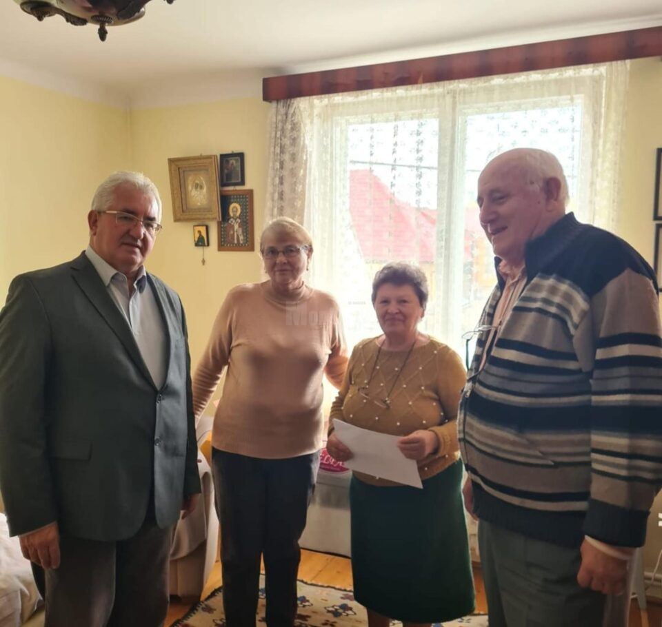 Centenară din Burdujeni Sat, felicitată acasă de primarul Sucevei, Ion Lungu 3