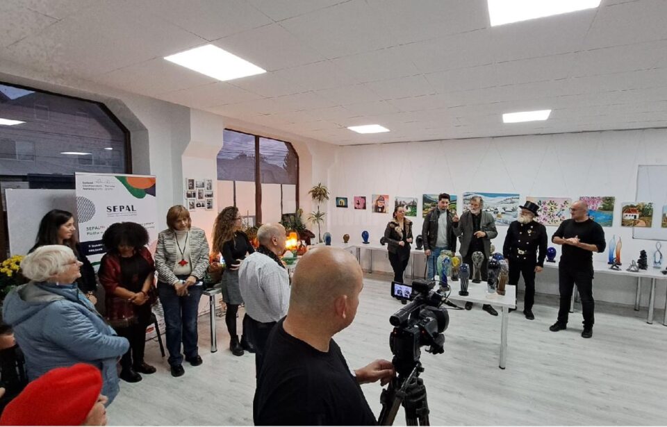Obiecte decorative din sticlă, realizate de artistul Mihai Laurus, expuse la Galeria de Artă Zamca