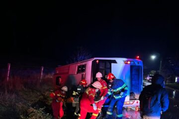 Autocar răsturnat pe E 85