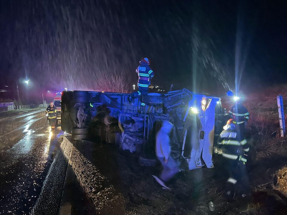 Autocar răsturnat pe E 85