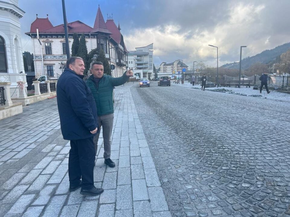 Gheorghe Flutur și viceprimarul din Vatra Dornei, Marius Rîpan, au verificat stadiul lucrărilor la proiecte de investiții din acest municipiu Gheorghe Flutur și viceprimarul din Vatra Dornei, Marius Rîpan, au verificat stadiul lucrărilor la proiecte de investiții din acest municipiu