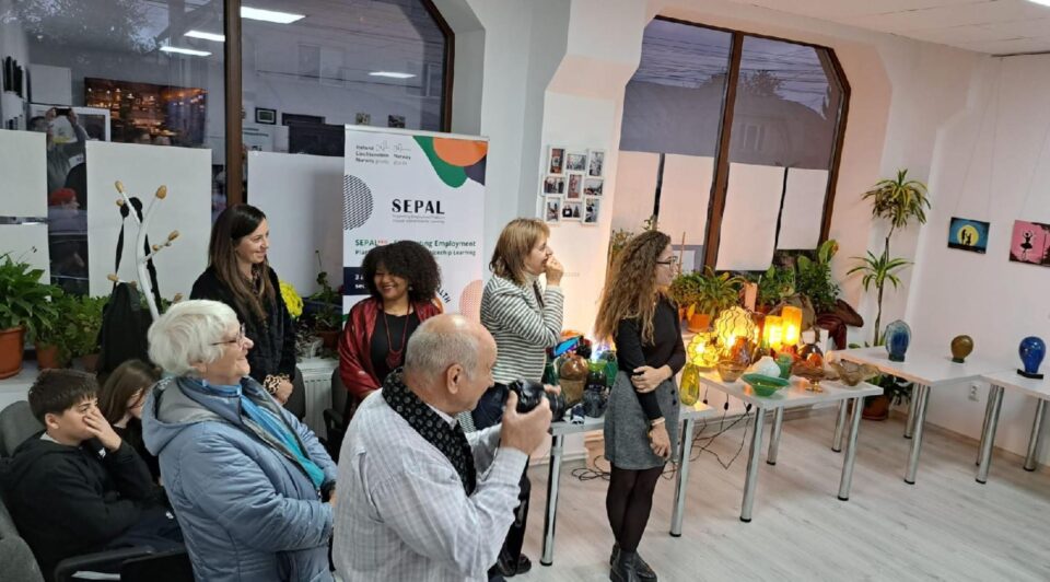Obiecte decorative din sticlă, realizate de artistul Mihai Laurus, expuse la Galeria de Artă Zamca