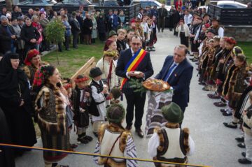 În Vatra Moldoviței au fost inaugurate două obiective noi, o sală de sport ultramodernă și un cămin cultural nou