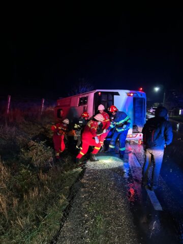 Un autocar care venea de la București s-a răsturnat la Roșiori
