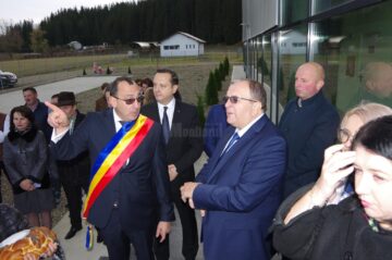 În Vatra Moldoviței au fost inaugurate două obiective noi, o sală de sport ultramodernă și un cămin cultural nou