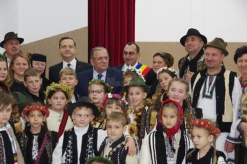 În Vatra Moldoviței au fost inaugurate două obiective noi, o sală de sport ultramodernă și un cămin cultural nou