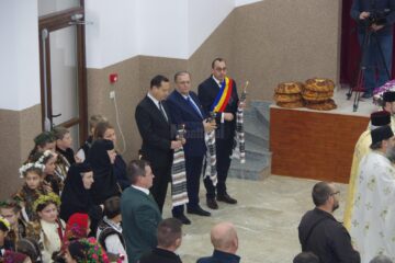 În Vatra Moldoviței au fost inaugurate două obiective noi, o sală de sport ultramodernă și un cămin cultural nou
