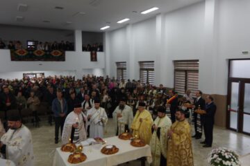În Vatra Moldoviței au fost inaugurate două obiective noi, o sală de sport ultramodernă și un cămin cultural nou
