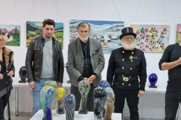 Obiecte decorative din sticlă, realizate de artistul Mihai Laurus, expuse la Galeria de Artă Zamca