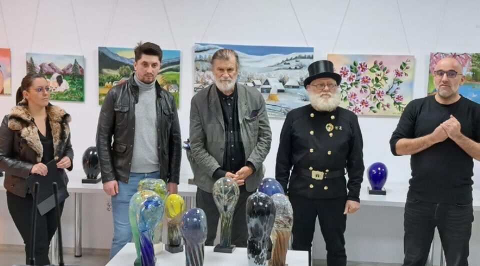 Obiecte decorative din sticlă, realizate de artistul Mihai Laurus, expuse la Galeria de Artă Zamca
