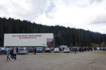 În Vatra Moldoviței au fost inaugurate două obiective noi, o sală de sport ultramodernă și un cămin cultural nou