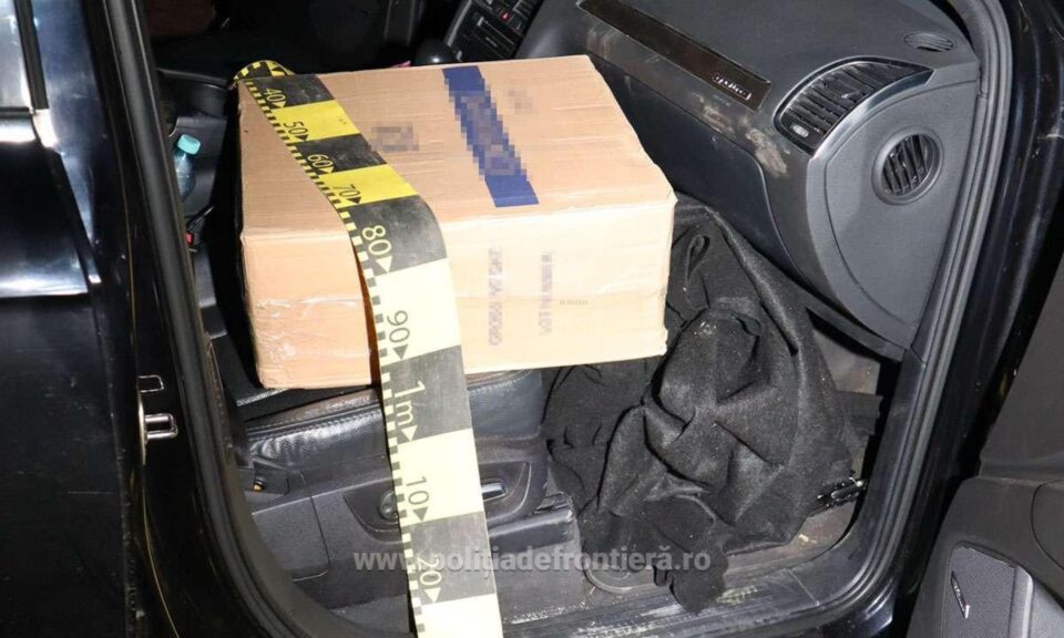 Un Audi Q7 urmărit de polițiștii de frontieră a fost găsit abandonat cu țigări în valoare de aproape 50.000 de euro
