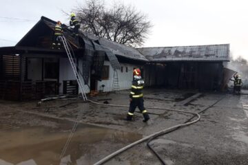 Incendiu puternic, duminică dimineață, la Mălini