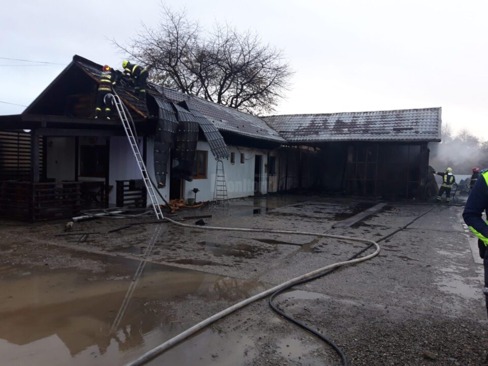 Incendiu puternic, duminică dimineață, la Mălini