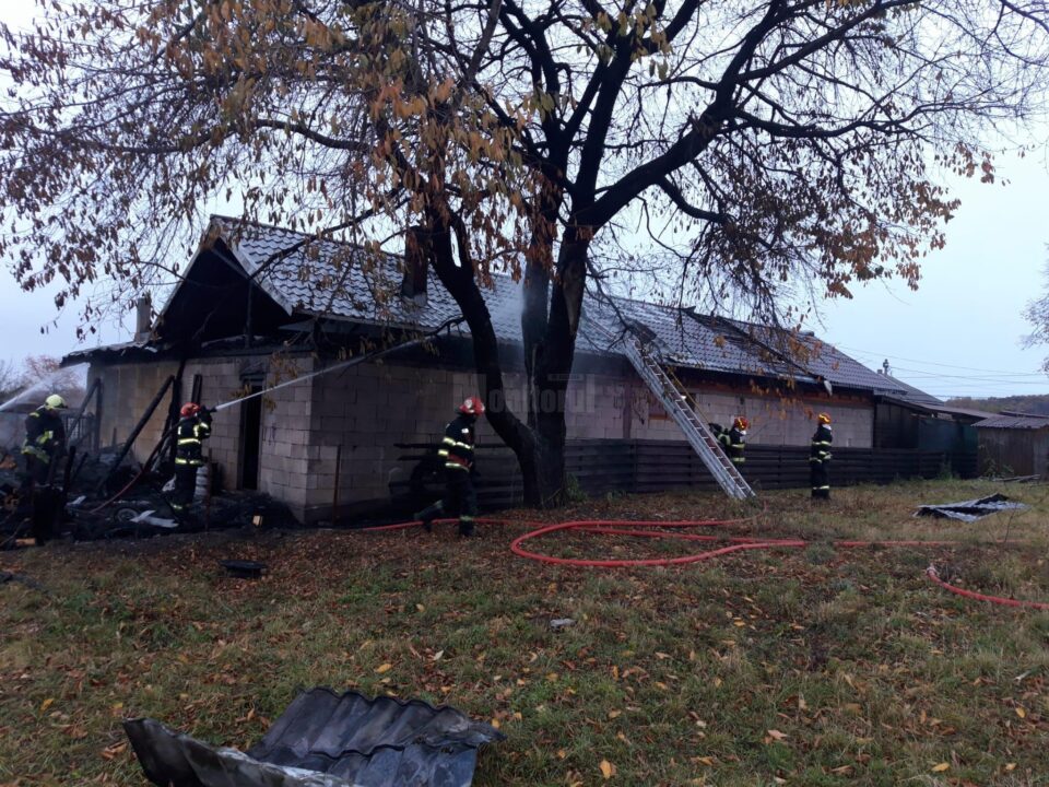 Incendiu puternic, duminică dimineață, la Mălini