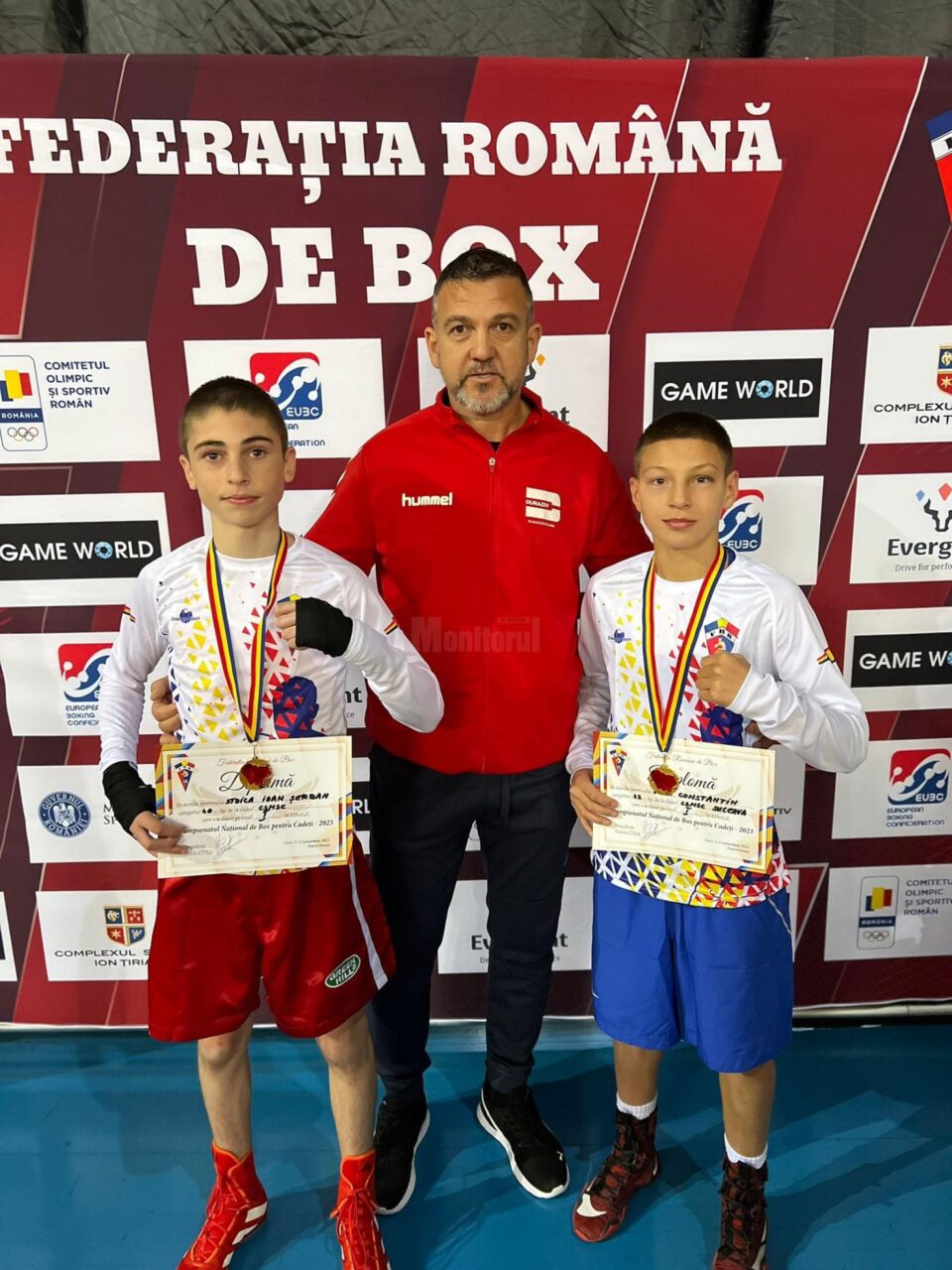 Antrenorul Andu Vornicu încadrat de cei doi tineri campioni