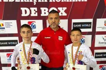 Antrenorul Andu Vornicu încadrat de cei doi tineri campioni
