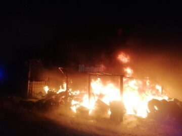 Incendiu puternic la o spălătorie, o vulcanizare auto și un magazin