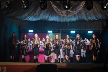 Filmele „Barbie” și „Oppenheimer” i-au inspirat pe elevii Colegiului Silvic „Bucovina”, la Balul Bobocilor