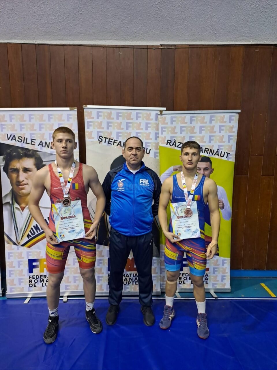 Antrenorul Valerică Gherasim încadrat de sportivii săi