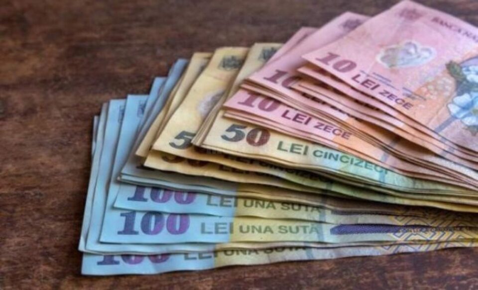 Concediul de maternitate pentru femeile care nu lucrează este de 2.550 lei/lună, adică echivalentul a 510 euro/lună. Sursa capital.ro Concediul de maternitate pentru femeile care nu lucrează este de 2.550 lei/lună, adică echivalentul a 510 euro/lună. Sursa capital.ro