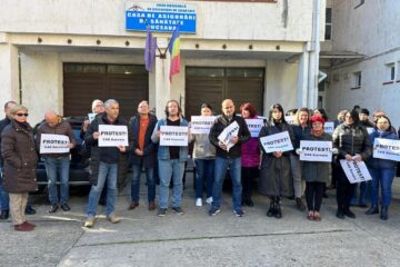 Continuă protestele la Casa de Asigurări de Sănătate