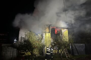 Un bărbat a suferit arsuri într-un incendiu izbucnit în plină noapte