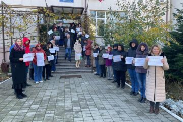 Zeci de angajați ai Casei de Pensii Suceava au protestat de aproape două săptămâni pentru a solicita majorarea salariilor