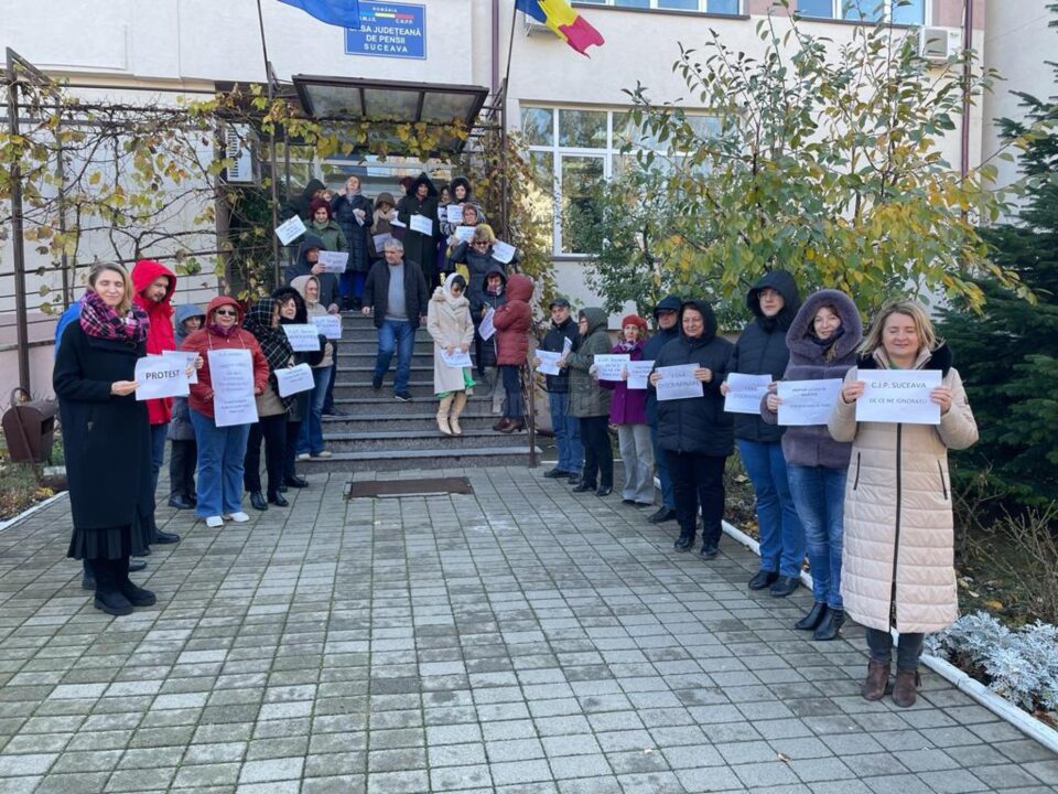 Zeci de angajați ai Casei de Pensii Suceava au protestat de aproape două săptămâni pentru a solicita majorarea salariilor Zeci de angajați ai Casei de Pensii Suceava au protestat de aproape două săptămâni pentru a solicita majorarea salariilor