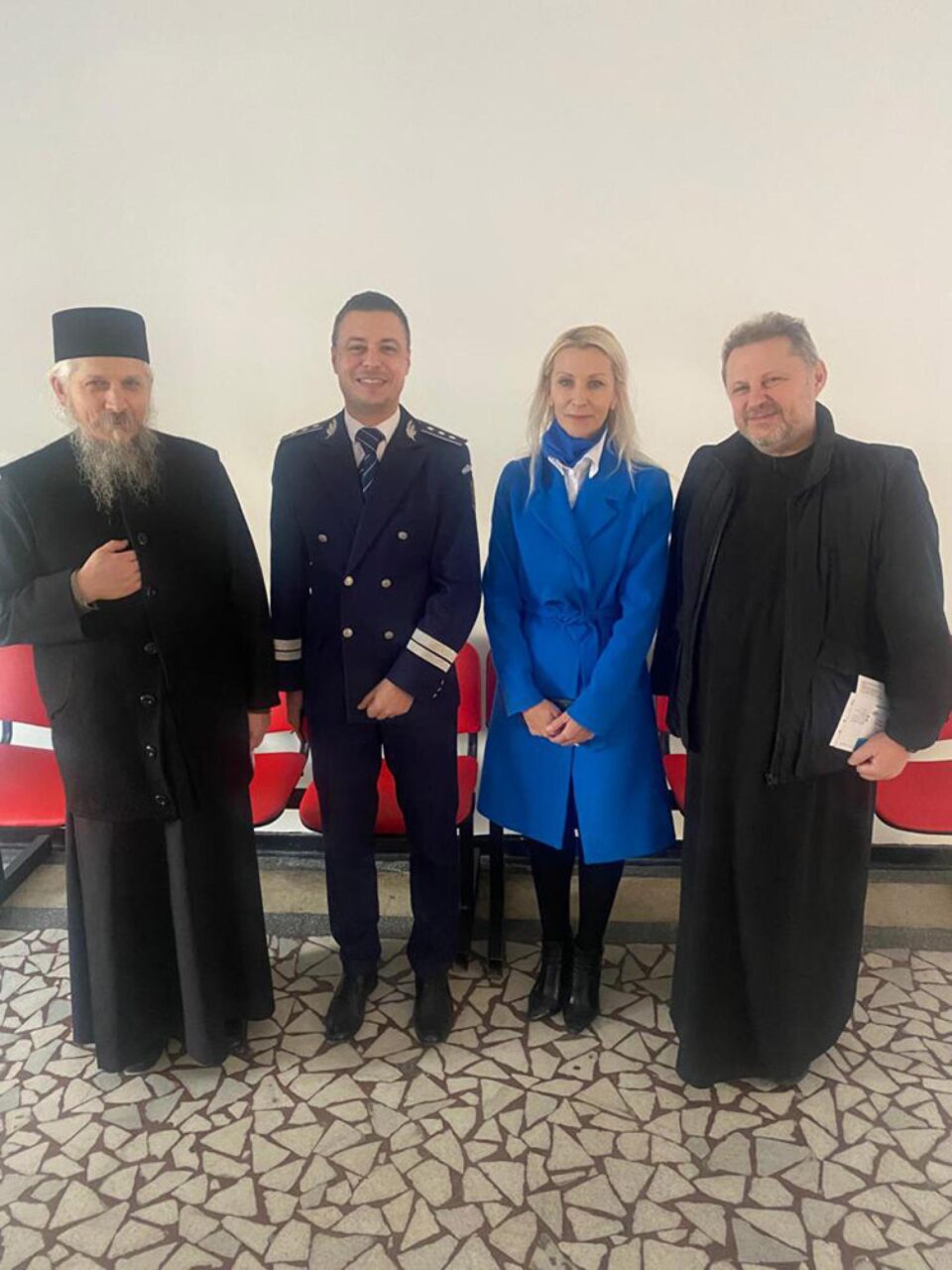 Preotul Vartolomeu, comisarul-șef Ionuț Epureanu, Bogdana Bizom și preotul Dan Gheorghiță