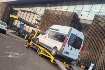 Unul din microbuzele lăsate fără numere de înmatriculare de polițiștii de la Postul Transporturi Aeriene Suceava