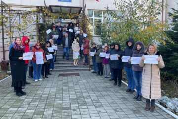 Zeci de angajați ai Casei de Pensii Suceava protestează de aproape două săptămâni pentru a solicita majorarea salariilor