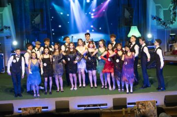 Balul Bobocilor de la Colegiul de Artă a adus strălucirea anilor `20 pe scena Casei de Cultură
