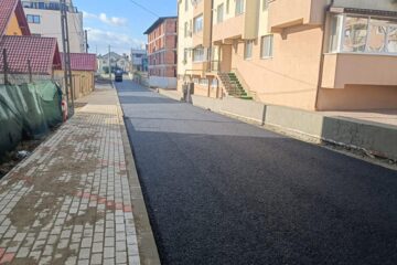 Lucrările de asfaltare pe strada Pinilor au început joi