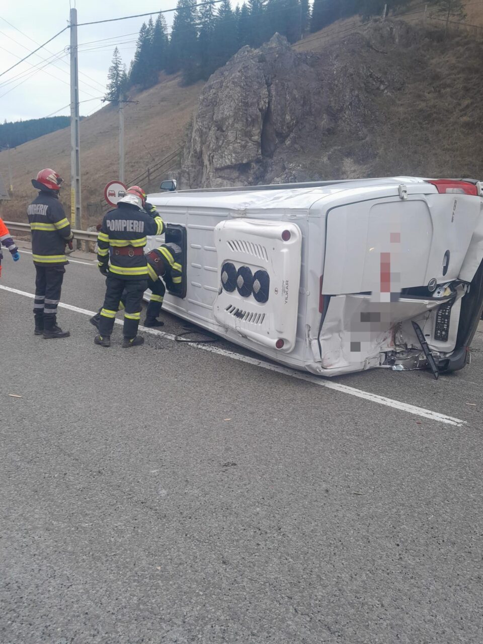 Plan Roșu declanșat după un accident între un autotren și un microbuz, cu 12 persoane implicate