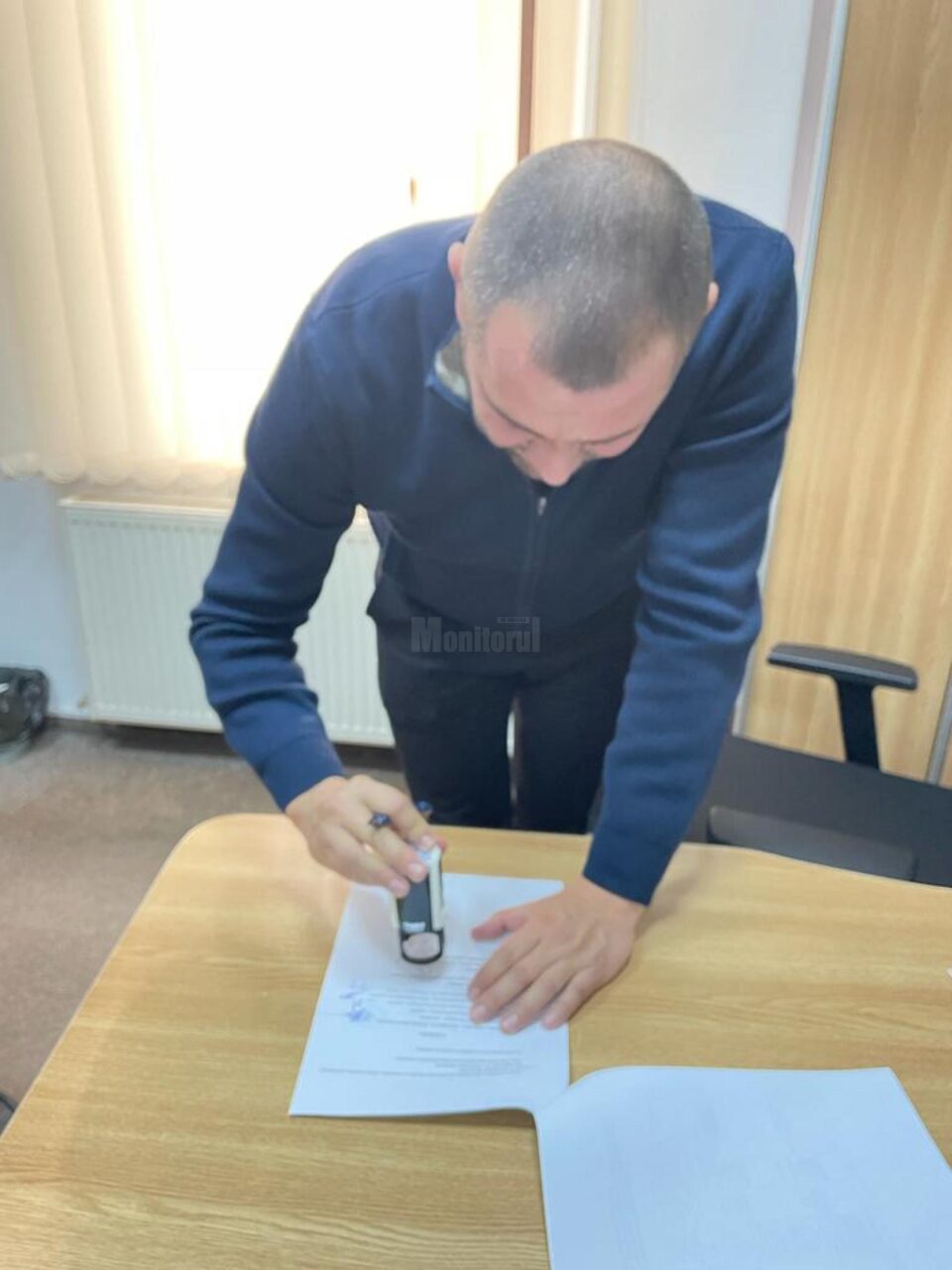 Radu Reziuc, primarul comunei Mitocu Dragomirnei, la semnarea preluării drumurilor