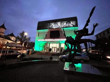 Teatrul Matei Visniec iluminat in turcoaz