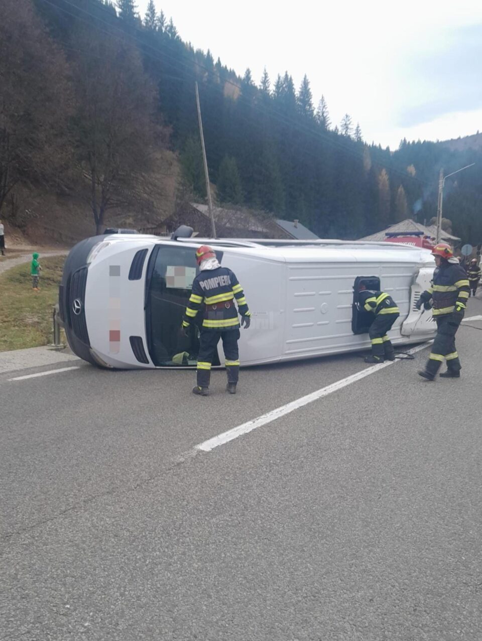 Plan Roșu declanșat după un accident între un autotren și un microbuz, cu 12 persoane implicate