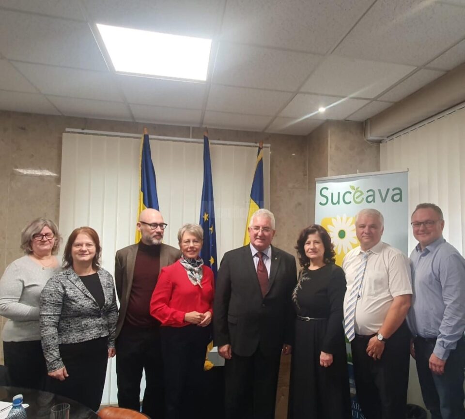 Delegația din Suedia, condusă de ambasadorul Therese Hydèn, alaturi de primarul Sucevei, Ion Lungu Delegația din Suedia, condusă de ambasadorul Therese Hydèn, alaturi de primarul Sucevei, Ion Lungu